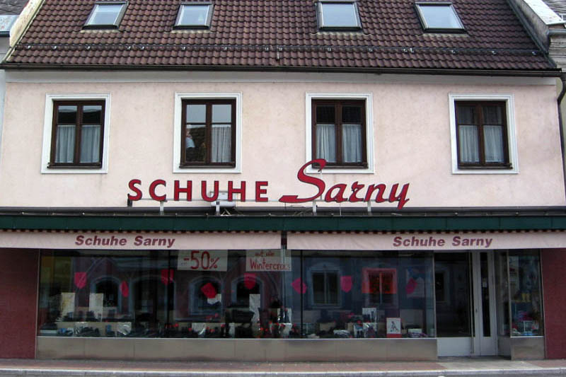 Das Geschäft in Lavamünd mit dem Schriftzug Schuhe Sarny über dem Schaufenster