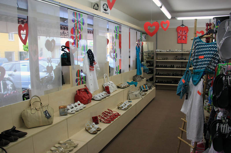 Verkaufsraum in Lavamünd mit Taschen und Schuhen