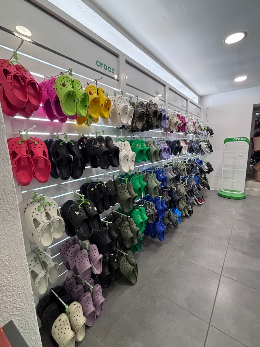 Crocs-Clogs in Pink, Grün und Gelb