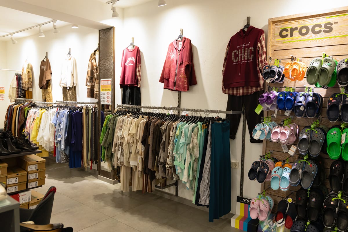 Verkaufsraum mit Bekleidung und der Crocs-Wand
