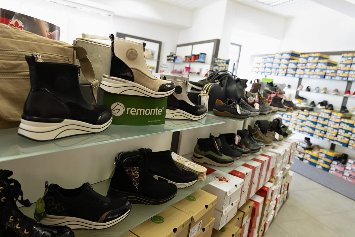 Remonte-Stiefeletten auf Glasregalen über den Schuhkartons