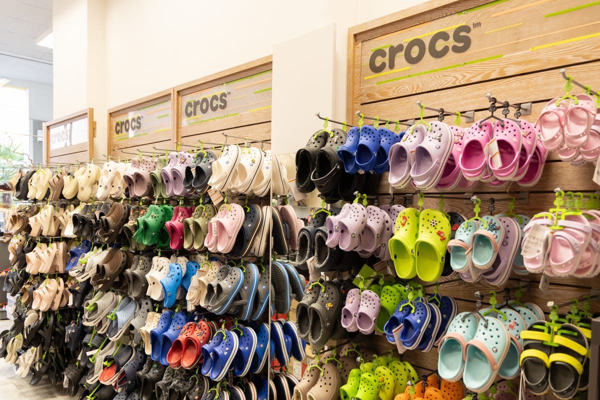 Crocs-Wand mit Clogs in allen Farben