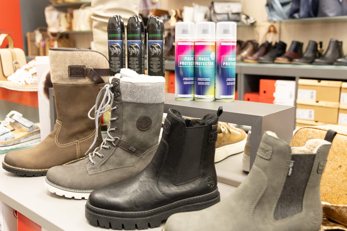 Gefütterte Winterstiefel und Chelsea-Boots auf dem Präsentationstisch
