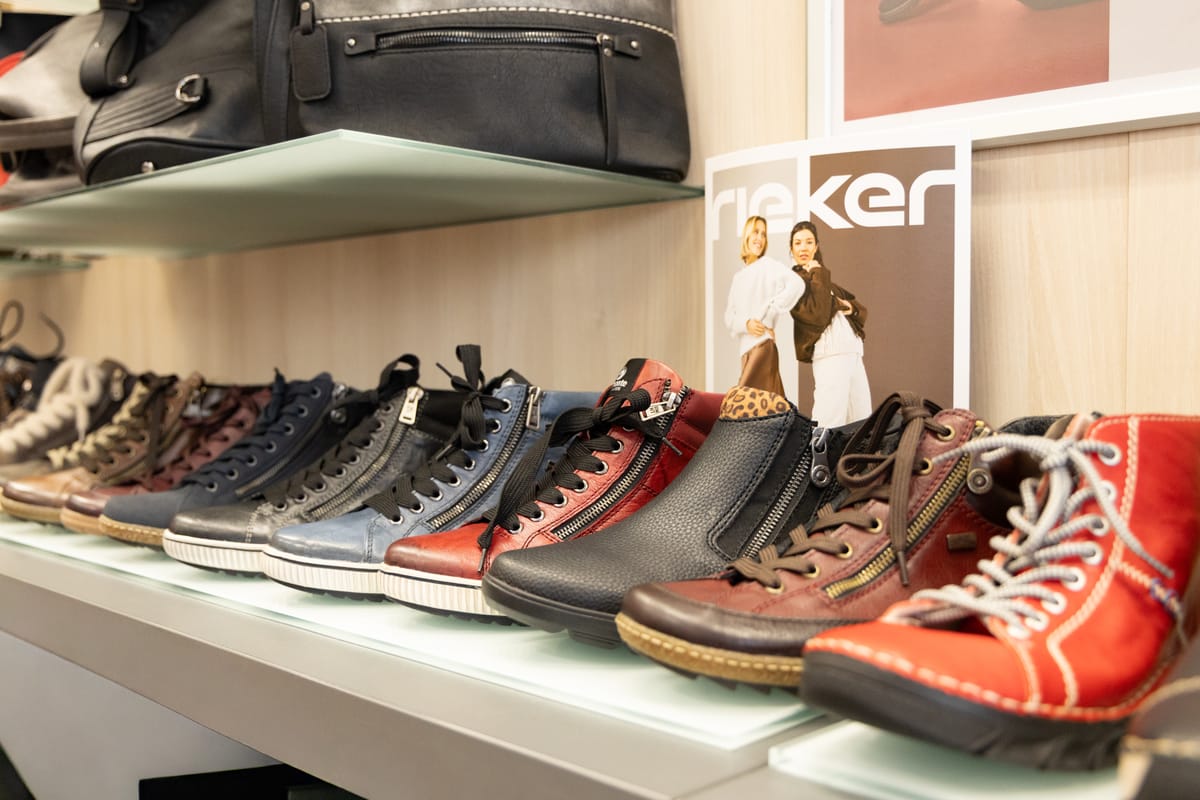 Rieker-Regal mit Schnürschuhen und Stiefeletten