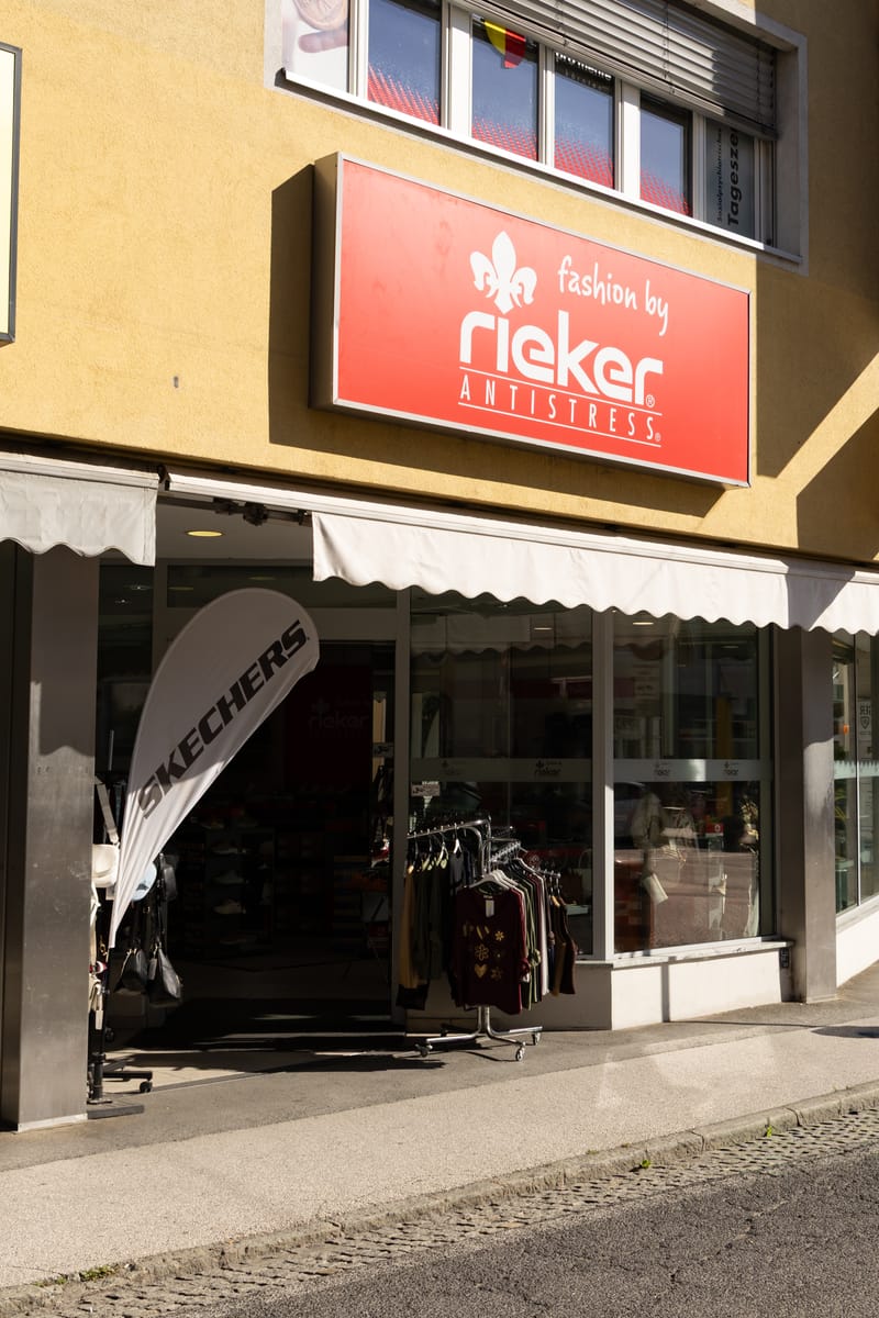 Der Eingang mit Markise und Skechers-Fahne
