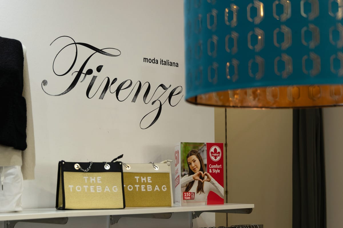 Taschen vor dem Schriftzug Firenze